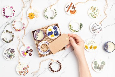 Kese, soya ya da arı cilası, botanik ve esans yağlarından yapılmış. Dolaplar ve çekmeceler için doğal el yapımı oda spreyi. Düğün hediyeleri, hediyeler, kokulu balmumu tabletler.