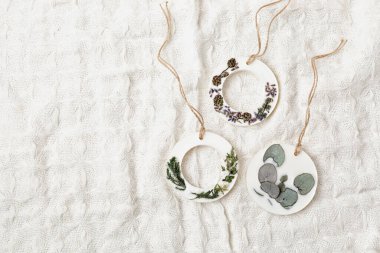 Kese, soya ya da arı cilası, botanik ve esans yağlarından yapılmış. Dolaplar ve çekmeceler için doğal el yapımı oda spreyi. Düğün hediyeleri, hediyeler, kokulu balmumu tabletler.