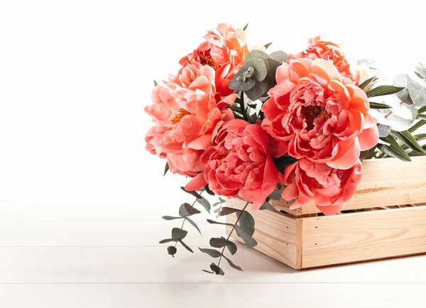 木製の箱にピンクの牡丹の花束 職人花屋 花配達のコンセプト — ストック写真