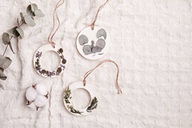 Kese, soya ya da arı cilası, botanik ve esans yağlarından yapılmış. Dolaplar ve çekmeceler için doğal el yapımı oda spreyi. Düğün hediyeleri, hediyeler, kokulu balmumu tabletler.