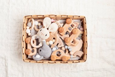 Çevreci çocuk tahta oyuncakları. Bebekler ve bebekler için sürdürülebilir, gelişimsel, duyusal oyuncaklar. Üst manzara, düz uzanma