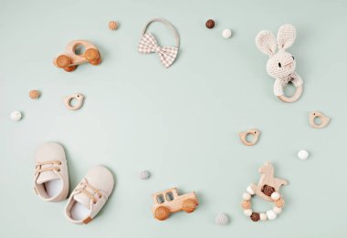 Pembe arka planda bebek ayakkabıları ve bağcıkları. Organik yeni doğmuş aksesuarlar, markalaşma, küçük işletme fikri. Bebek partisi davetiyesi, tebrik kartı. Düz yatış, üst görünüm
