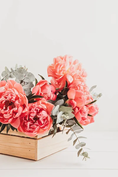 木製の箱にピンクの牡丹の花束 職人花屋 花配達のコンセプト — ストック写真