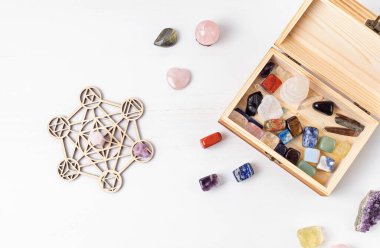 Çakra kristal şebeke terapisi. Sağlık, şifa, meditasyon, huzur, zihinsel sağlık, ruhsal uygulamalar için değerli taşlar ve aromaterapi içeren ritüeller. Enerji güç kavramı