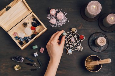 Çakra kristal şebeke terapisi. Sağlık, şifa ve meditasyon için değerli taşlar ve aromaterapi içeren ayinler