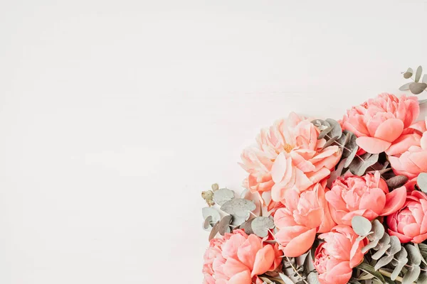 Ramo de peonías rosadas. Floristería artesanal, tienda floral, concepto de entrega de flores, idea de tarjeta de felicitación — Foto de Stock