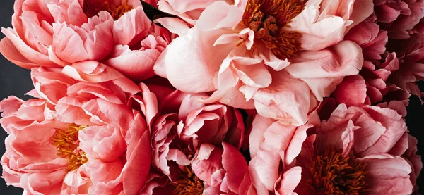 Знамя розовых пионов. Ремесленник, цветочный магазин, концепция доставки цветов, идея поздравительной открытки — стоковое фото