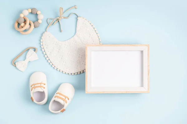 白い赤ちゃんのアクセサリー、ベビーシャワー、洗礼の招待状と空のフレームのモックアップ — ストック写真