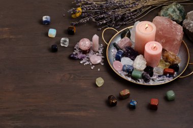 Çakra kristalleri terapisi. Alternatif ritüeller, refah, meditasyon ve sığınak için değerli taşlar.