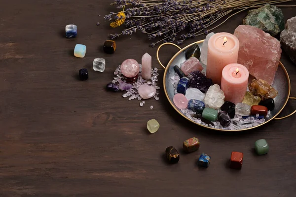 Terapia curativa de cristales de chakra. rituales alternativos, piedras preciosas para el bienestar, la meditación, el destress — Foto de Stock