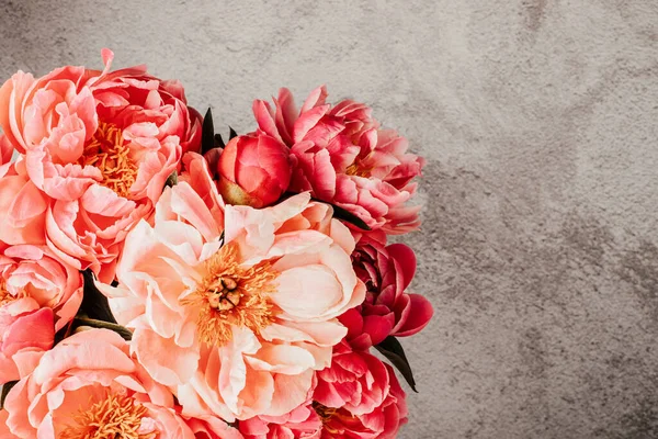 Buquê de peônias rosa. florista artesanal, loja floral, conceito de entrega de flores, ideia do cartão de saudação — Fotografia de Stock