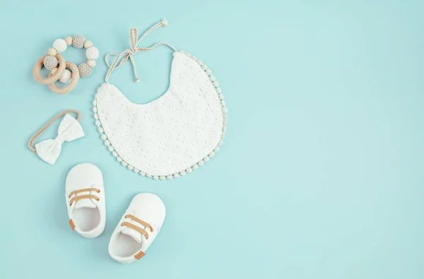 Chaussures de bébé, bavoir et écharpe sur fond bleu. Accessoires pour nouveau-nés biologiques — Photo