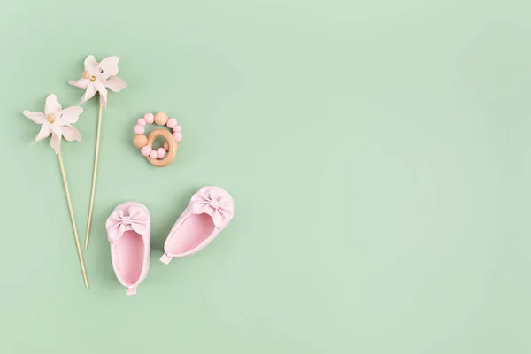婴儿鞋和甲醚。婴儿淋浴邀请函，贺卡 — 图库照片