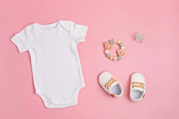 Maquette de body pour bébé blanc en coton biologique avec accessoires pour bébé respectueux de l'environnement — Photo