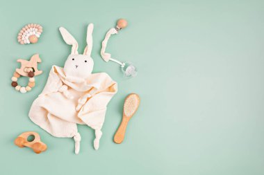 Oyuncak bebekler ve ipler. Bebek partisi davetiyesi, tebrik kartı.