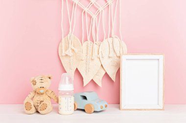 Bebek yuvasında çocuk oyuncakları ve maket çerçeve.
