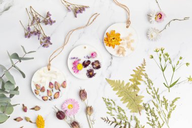 Botanik ve esans yağlarıyla kokulu soya yağı kesesi. Doğal el yapımı oda spreyi.