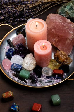 Çakra kristalleri terapisi. Alternatif ritüeller, refah, meditasyon ve sığınak için değerli taşlar.