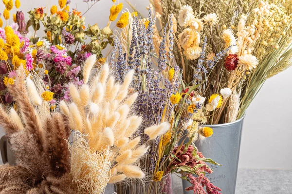 Аромат сухих цветов и трав, оформление интерьера, идея ремесленного цветочного магазина — стоковое фото