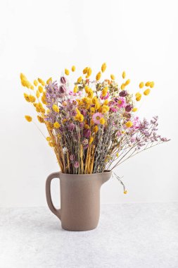 Bir buket kuru çiçek ve ot, iç dekorasyon, çiçekçi dükkanı fikri.