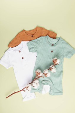 Cinsiyet ayrımı olmayan bebek kıyafetleri. Organik pamuk giysiler, yeni doğan modası.