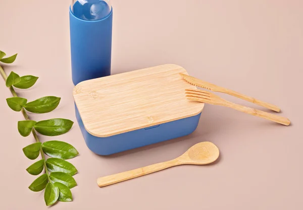 Kit de cero residuos para el almuerzo, botella reutilizable, caja y cubiertos de bambú — Foto de Stock