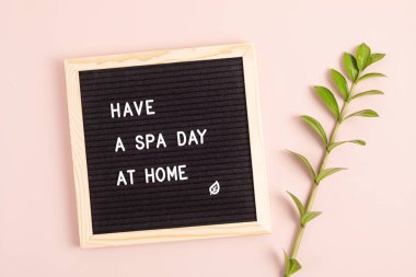 İçinde mesaj olan mektup panosunda spa günü var. Kişisel bakım, sağlık, yavaş yaşam fikri