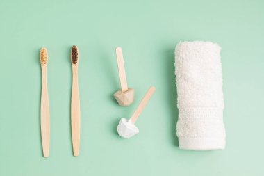 Bambu diş fırçası ve sağlam organik diş macunu. Sıfır atık sürdürülebilir yaşam tarzı fikri