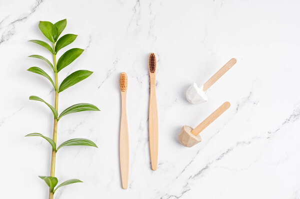Бамбуковая зубная щетка и твердая органическая зубная паста. Идея устойчивого образа жизни нулевых отходов