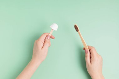 Bambu diş fırçası ve sağlam organik diş macunu. Sıfır atık sürdürülebilir yaşam tarzı fikri
