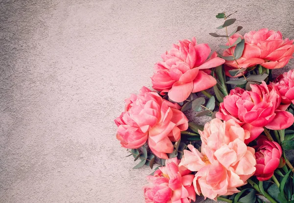 Buquê de peônias rosa. florista artesanal, loja floral, conceito de entrega de flores, ideia do cartão de saudação — Fotografia de Stock