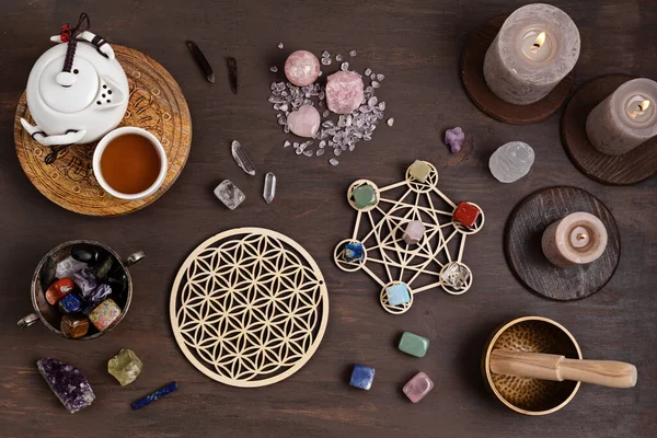Curación de la terapia de rejilla de cristal chakra. Rituales con piedras preciosas y aromaterapia para el bienestar, curación, meditación — Foto de Stock