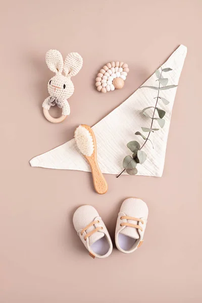 Babyschoenen, rammelaar en bijtring op neutrale achtergrond. Biologische pasgeboren geschenken — Stockfoto