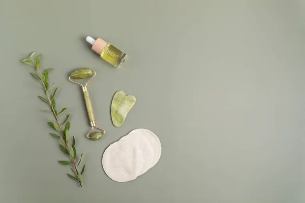 Grön jade ansikte roller, gua sha sten, eterisk olja. Naturlig hudvård — Stockfoto