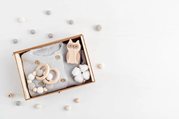 Cesta de regalo con ropa de bebé neutra de género y accesorios. Caja de cuidado de ropa de algodón orgánico recién nacido —  Fotos de Stock