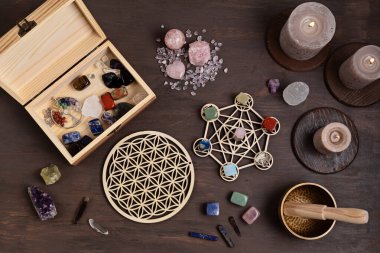 Çakra kristal şebeke terapisi. Sağlık, şifa ve meditasyon için değerli taşlar ve aromaterapi içeren ayinler