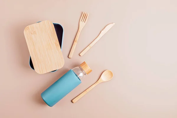 Zero kit de resíduos para almoço, garrafa reutilizável, caixa e talheres de bambu — Fotografia de Stock