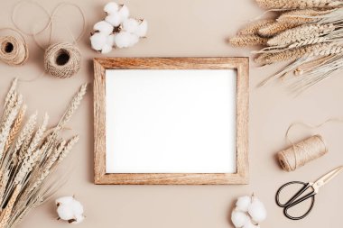 Kuru çiçekler, bitkiler ve ahşap çerçeve.