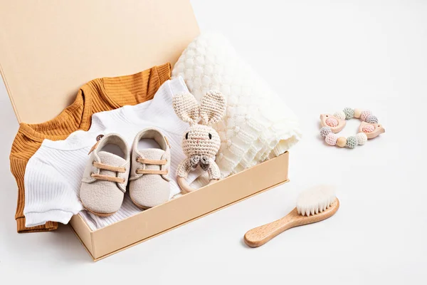 Cesta de regalo con ropa de bebé neutra de género y accesorios. Caja de cuidado de ropa de algodón orgánico recién nacido — Foto de Stock
