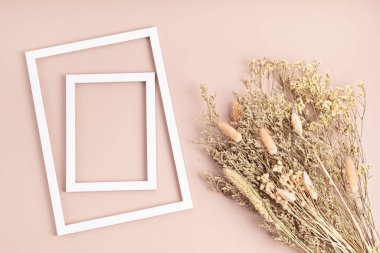 Kuru çiçek buketleri, otlar ve tebrik kartı maketleri.