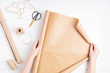 Hediyeler ve çiçek ambalajları için Kraft kağıdı ve aksesuarlar.