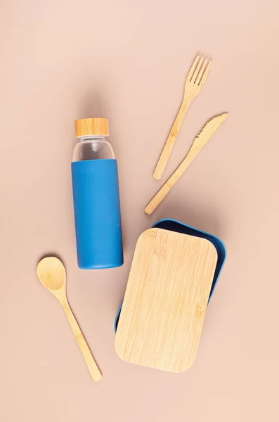 Kit de cero residuos para el almuerzo, botella reutilizable, caja y cubiertos de bambú — Foto de Stock