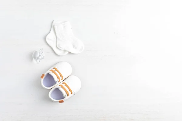 Zapatos y accesorios de bebé neutros de género. Moda orgánica para recién nacidos, branding, idea de pequeña empresa —  Fotos de Stock