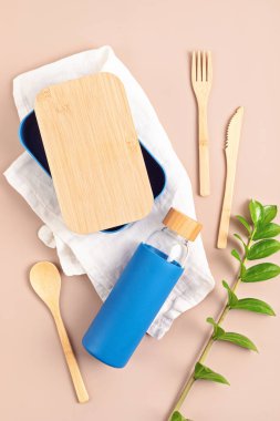 Yemek servisi için sıfır atık kiti, yeniden kullanılabilir şişe, kutu ve bambu çatal bıçak takımı. Sürdürülebilir yaşam tarzı kavramı