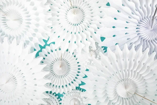 Festlicher Party-Hintergrund mit weißen Papierkreisfächern vor blauem Pastell-Hintergrund — Stockfoto