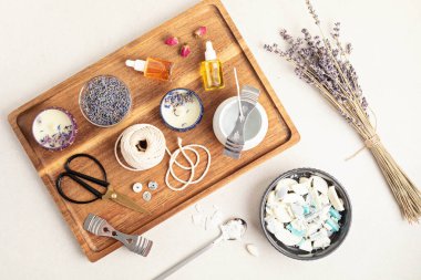 El yapımı aroma mumları için malzemeler ve aletler. Artan balmumu, temel yağlar, filizler, çömlekler.