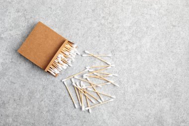 Karton kutuda bambu pamuk tomurcukları. Etik, sürdürülebilir, plastik yaşam tarzı fikri yok. Üst görünüm, model