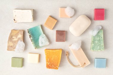 El yapımı doğal bar sabunları. Etik, sürdürülebilir sıfır atık yaşam tarzı. Zanaat, hobi, zanaatkar küçük işletme fikri. Üst görünüm, model