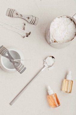 El yapımı aroma mumları için malzemeler ve aletler. Organik soya cilası, temel yağlar, filizler, tencereler. El işi hobisi, küçük işletme, sanatsal ürünler konsepti