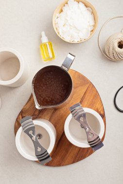 El yapımı aroma mumları için malzemeler ve aletler. Organik soya cilası, temel yağlar, filizler, tencereler. El işi hobisi, küçük işletme, sanatsal ürünler konsepti